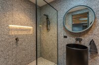 Travertin en terrazzo nemen de badkamer over