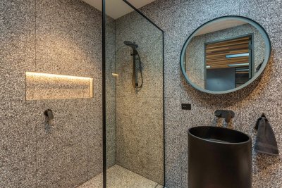 Travertin en terrazzo nemen de badkamer over